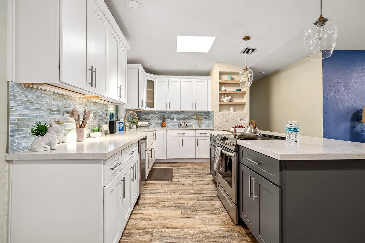 Réfrigérateur, micro-ondes, lave-vaisselle, cafetière/bouilloire