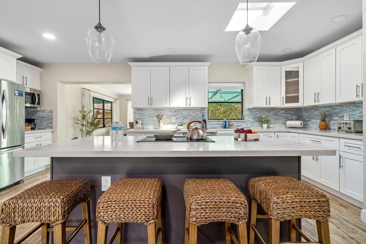 Réfrigérateur, micro-ondes, lave-vaisselle, cafetière/bouilloire