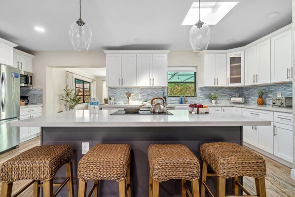 Refrigerador, microondas, lavavajillas y cafetera y tetera