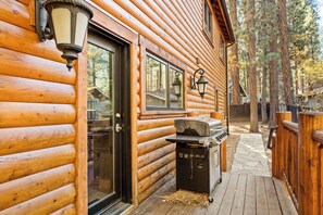 Terrace/patio - Summit Pine Lodge – Walk to Snow Summit! (Big Bear Lake)