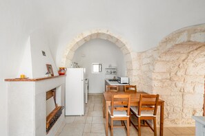 Kühlschrank, Herdplatte, Wasserkocher mit Kaffee-/Teezubehör, Hochstuhl