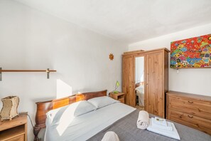 2 bedrooms, iron/ironing board, travel cot, WiFi