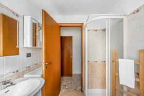 Dusche, Haartrockner, Bidet, Handtücher