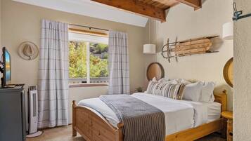 2 bedrooms, desk, WiFi, bed sheets