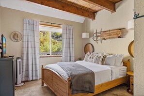 2 bedrooms, desk, WiFi, bed sheets