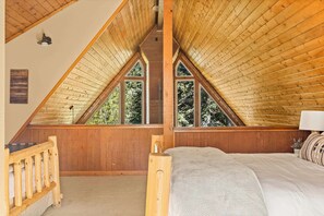 2 makuuhuonetta, työpöytä, Wi-Fi, vuodevaatteet