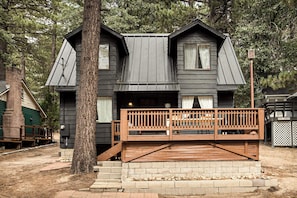 Exterior - Pineland Getaway – Cozy Cabin Among the Pines (Green Valley Lake)