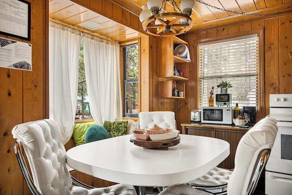 Fridge, microwave, oven, stovetop - Pineland Getaway – Cozy Cabin Among the Pines (Green Valley Lake)