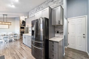 Køleskab, mikrobølgeovn, ovn, kogeplade