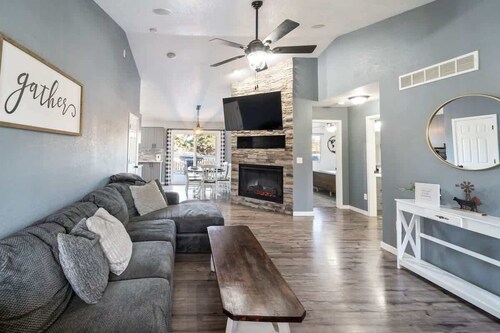 Ankeny Stay | Gym | Game Room | Spa | BBQ | I-35