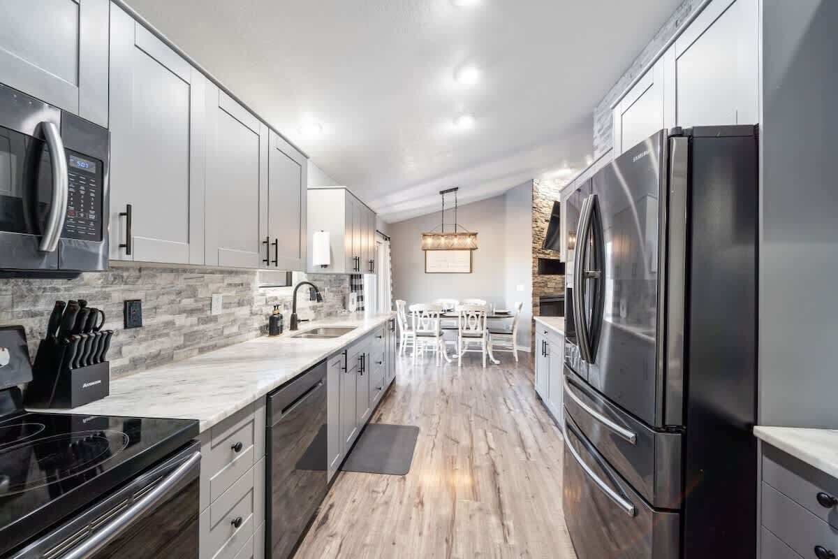 Réfrigérateur, micro-ondes, four, plaque de cuisson