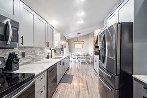 Køleskab, mikrobølgeovn, ovn, kogeplade