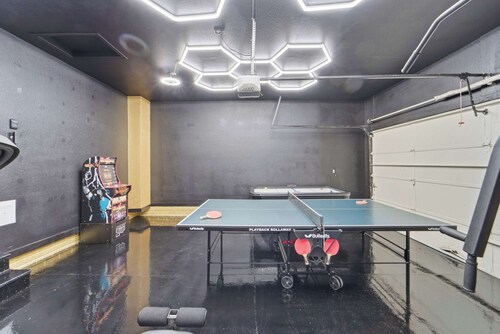 Huge Home, Gym, Game Room, Spa, BBQ, Near I-35