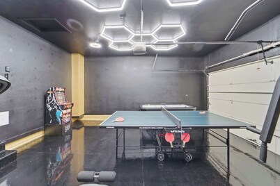 Huge Home, Gym, Game Room, Spa, BBQ, Near I-35