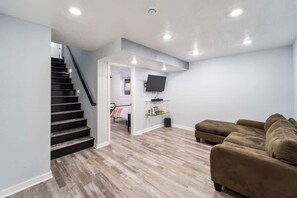 5 slaapkamers, een strijkplank/strijkijzer, reisbedje, wifi