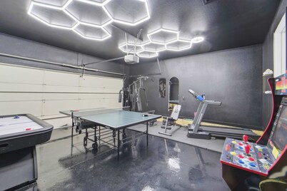 Huge Home, Gym, Game Room, Spa, BBQ, Near I-35