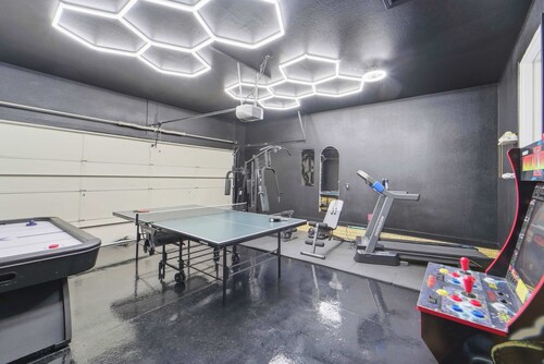 Huge Home, Gym, Game Room, Spa, BBQ, Near I-35