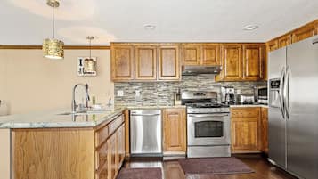 冰箱、微波炉、烤箱、炉灶