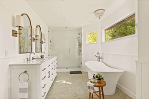 Een douche, een haardroger, handdoeken