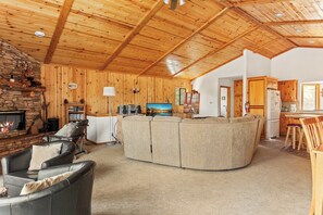 Fernseher, Kamin, DVD-Player, Stereoanlage