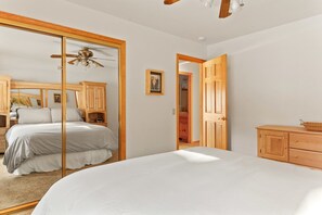 3 bedrooms, iron/ironing board, WiFi, bed sheets