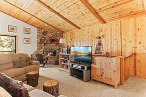 Fernseher, Kamin, DVD-Player, Stereoanlage