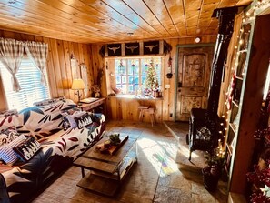 TV, fireplace, DVD player - Buck Bear Cozy Cabin – A Perfect Couple’s Retreat! (Big Bear Lake)