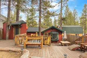 Terrace/patio - Buck Bear Cozy Cabin – A Perfect Couple’s Retreat! (Big Bear Lake)