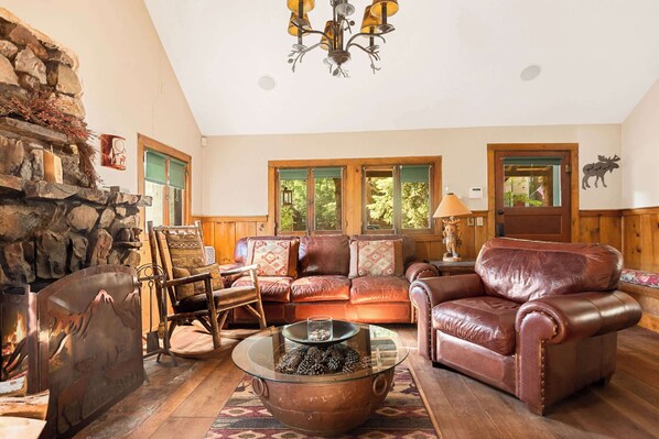 Téléviseur, foyer, lecteur de DVD, chaîne audio