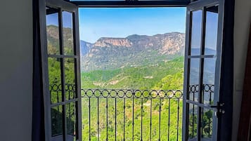 Standard Tek Büyük Yataklı Oda, Balkon, Dağ Manzaralı | Ses yalıtımı, ücretsiz kablosuz İnternet, çarşaf takımı