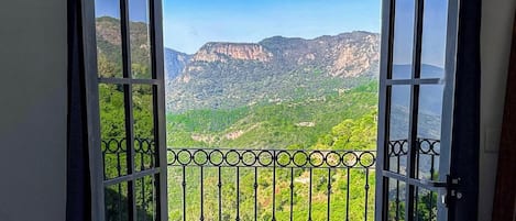 Standard Double Room, Balcony, Mountain View | Soundproofing, free WiFi, bed sheets