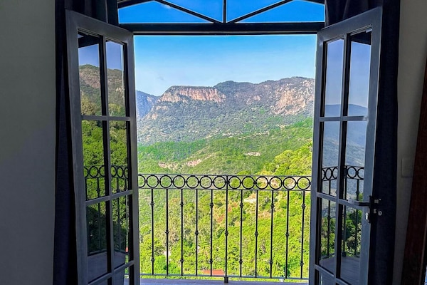 Phòng đôi Tiêu chuẩn, ban công, quang cảnh núi | Phòng cách âm, truy cập Internet không dây miễn phí, bộ trải giường