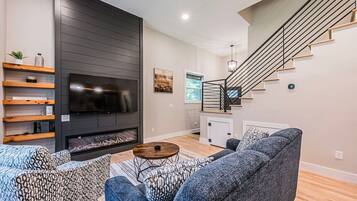 TV connectée, cheminée, livres