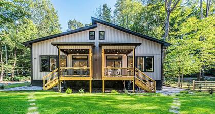 Woodside Retreat A&B:Modern Home