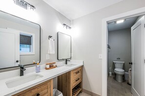 Douche, sèche-cheveux, serviettes fournies, savon