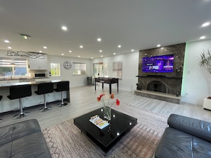 Smart TV, table football - Cozy , spacious and comfortable house. Pet friendly! And close to everything!!! (Chilliwack)