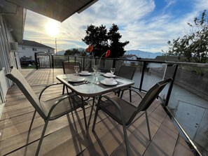 Outdoor dining - Cozy , spacious and comfortable house. Pet friendly! And close to everything!!! (Chilliwack)