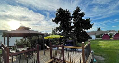 Cozy , spacious and comfortable house. Pet friendly! And close to everything!!!