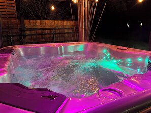 Outdoor spa tub - Cozy , spacious and comfortable house. Pet friendly! And close to everything!!! (Chilliwack)