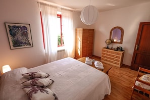 2 bedrooms, iron/ironing board, WiFi, bed sheets - Casa Ginepro: Villa with private panoramic swimming pool (Monteverdi Marittimo)