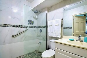 Hair dryer, towels, soap, toilet paper - 2 Br Apt in Montego Bay with Wi-Fi, AC, Beach access (Montego Bay)