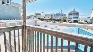 A coastal residential area with a view of the beach and a clear sky. - Blue Heron, Student/Pet Friendly w/ on Ocean Blvd (North Myrtle Beach)