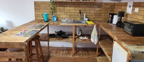 Réfrigérateur, un four, surface de cuisson, cafetiÚre-théiÚre