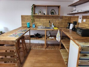 Kjøleskap, ovn, kokeplater og kaffetrakter/tekoker