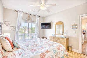 Room - Waterfront 5 BR w/ pool & elevator Sleeps 18 (North Myrtle Beach)