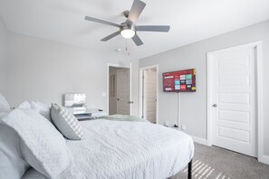 3 bedrooms, desk, iron/ironing board, free WiFi