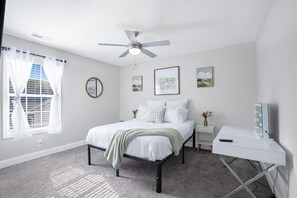 3 makuuhuonetta, työpöytä, silitysrauta/-lauta, ilmainen Wi-Fi