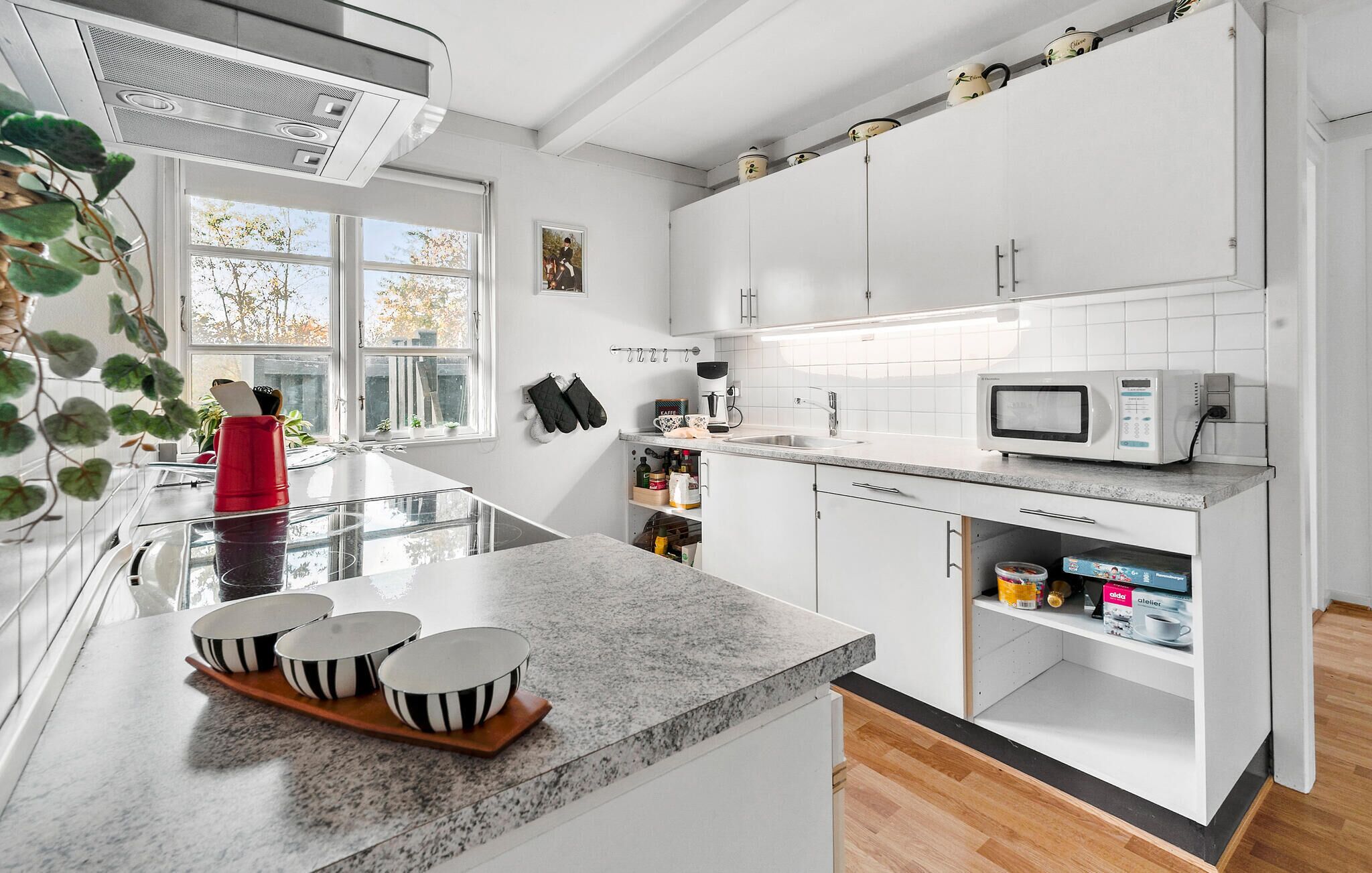 Réfrigérateur, plaque de cuisson, cafetière/bouilloire