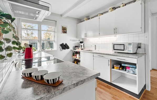 Kjøleskap, kokeplater og kaffetrakter/tekoker