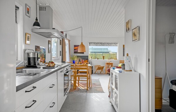 Réfrigérateur, four, lave-vaisselle, cafetière/bouilloire